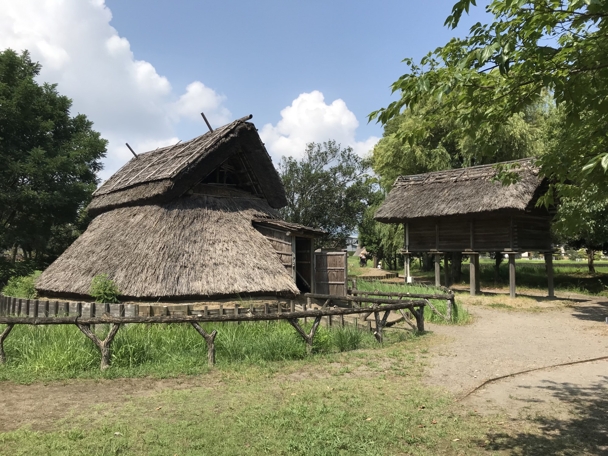 Approaches to Experimental Pit House Reconstructions in the Japanese